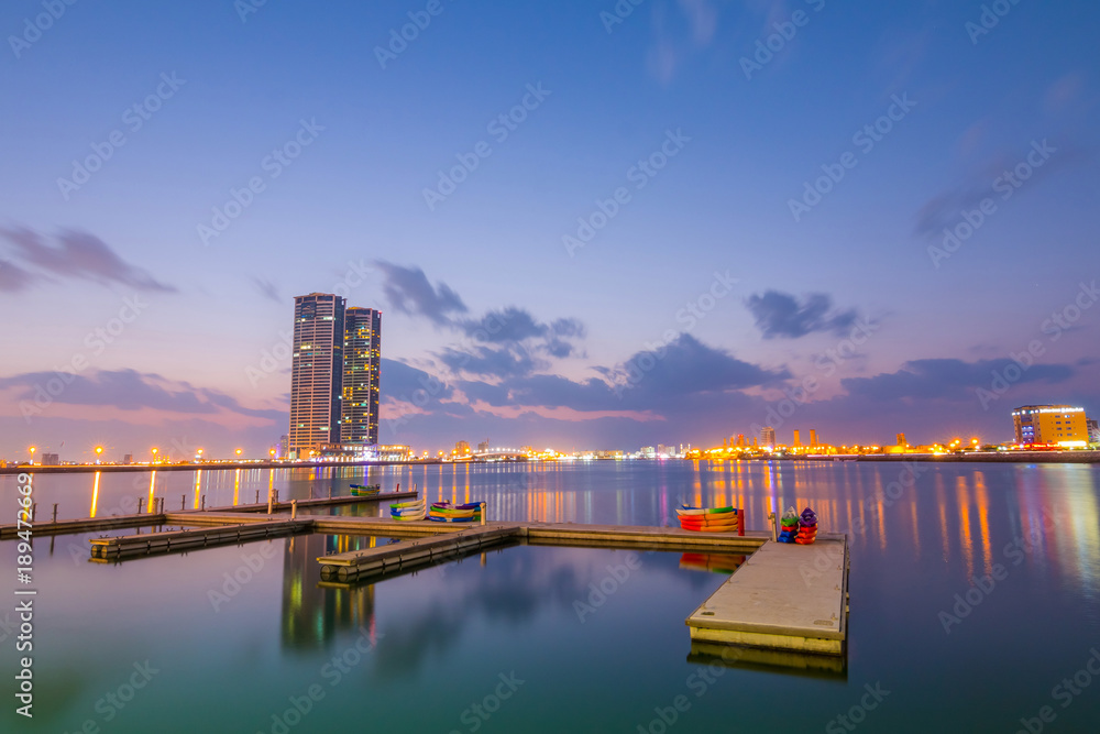 Naklejka premium Ras Al Khaimah nocą. Widok na piękną zatokę z portem w tle
