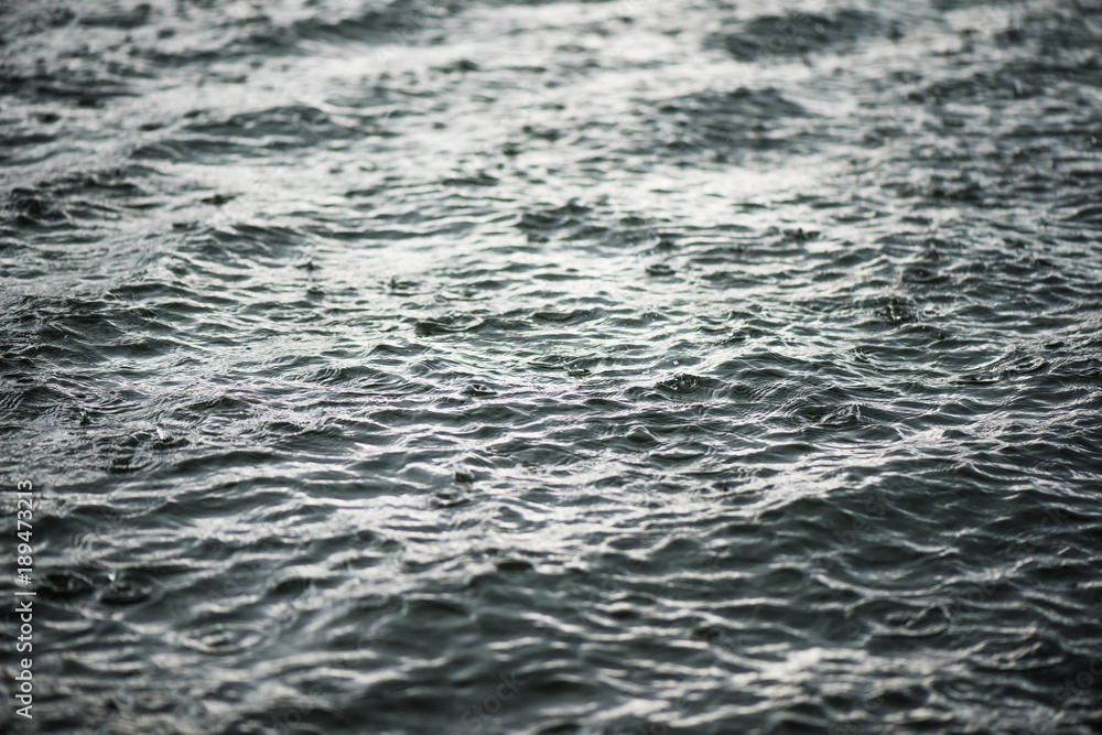 Obraz premium Raindrop impact on rippling water surface