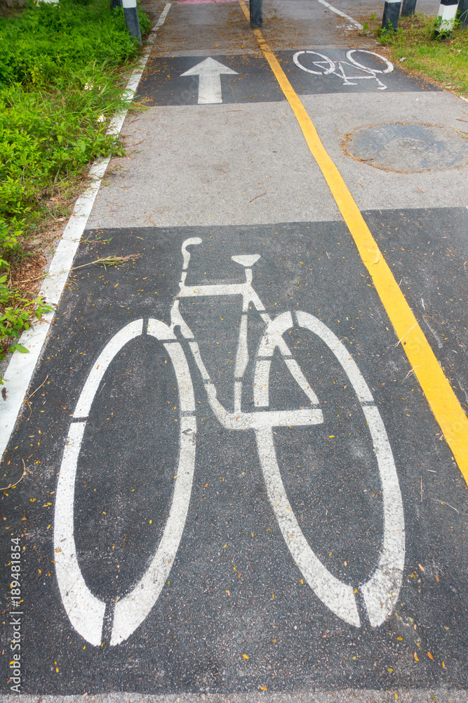 Obraz premium Biking sign on road