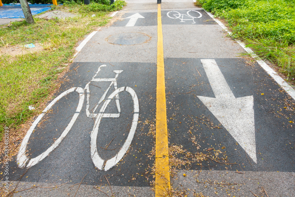 Obraz premium Biking sign on road
