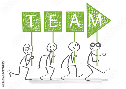 Team arbeitet zusammen und trägt Schilder in Form eines Pfeiles mit der Aufschrift Team