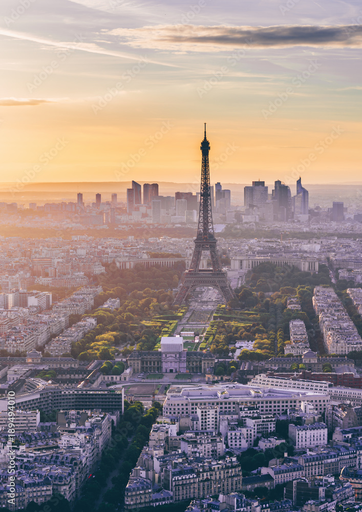 Naklejka premium Linia horyzontu Paryż z wieżą eifla przy zmierzchem w Paryż, Francja