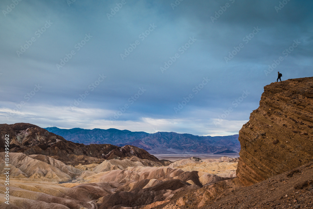 Fototapeta premium randonneur au sommet du canyon