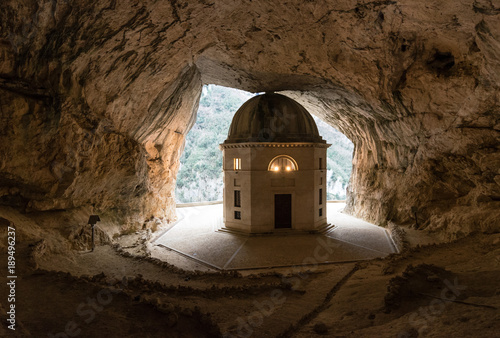 Quadro em tela Temple of Valadier (Italy) - The awesome stone sanctuary in Genga municipal, Mar