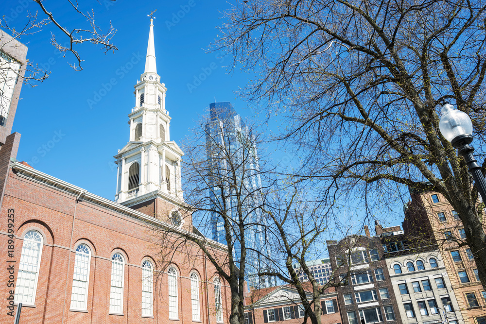 The Park Street Church in downtown Boston, built in 1809. It is a historic stop on the Freedom Trail. Located in Boston Common, Boston, Massachusetts, USA.