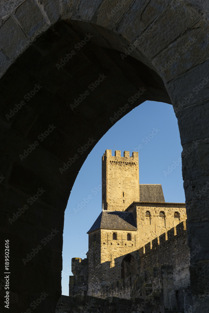 Torres vistas a través de un arco en la ciudad de Carcassonne. Languedoc. Francia Torres vistas a través de un arco en la ciudad de Carcassonne. Languedoc. Francia