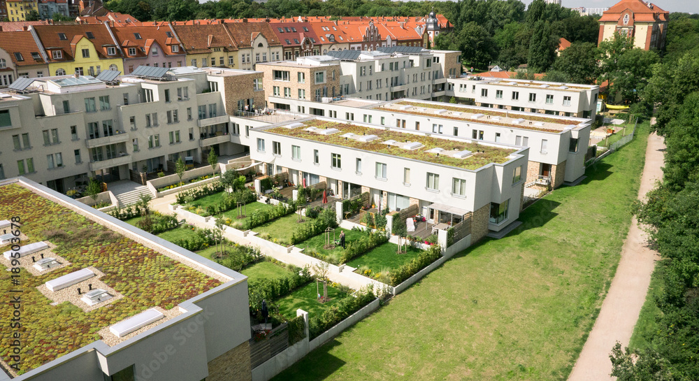 Obraz premium Wohngebäude mit Grünanlage