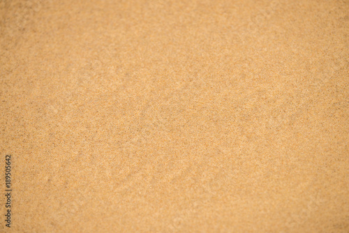 Sandstrand mit flacher Brandung