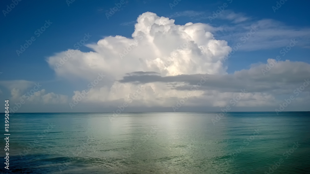 Obraz premium Cumulus storm clouds over water