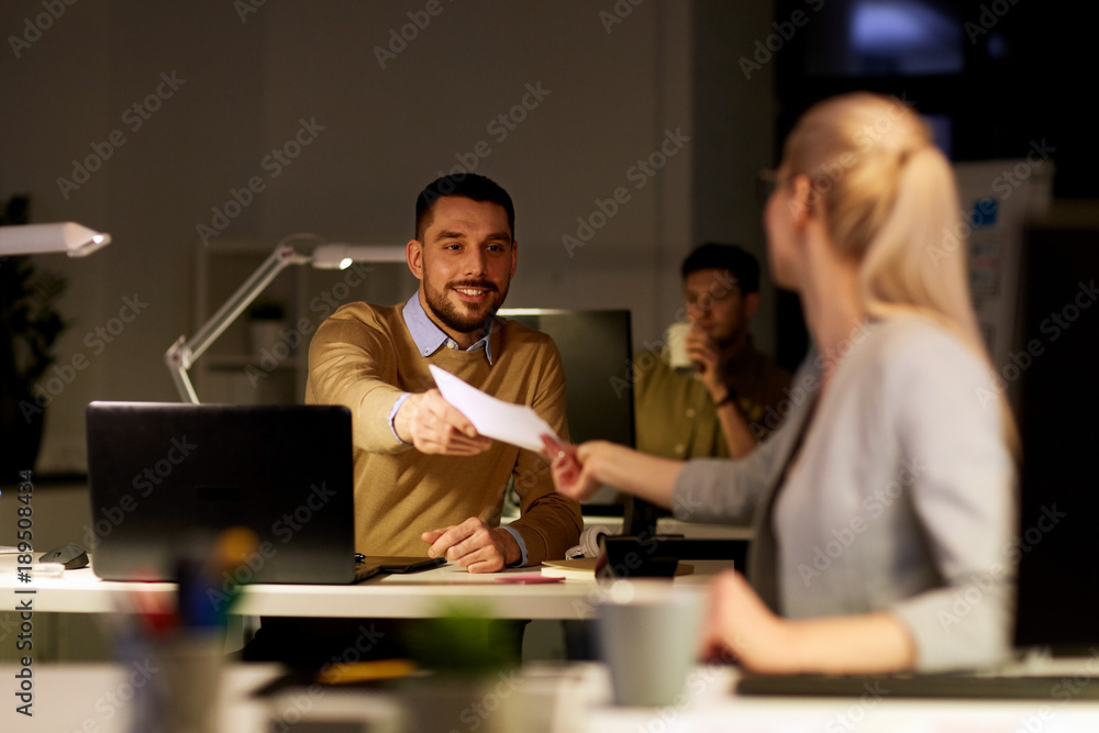 Obraz premium coworkers with papers working late at office