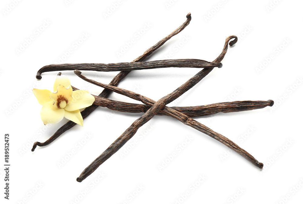 Obraz premium Vanilla sticks and flower on white background