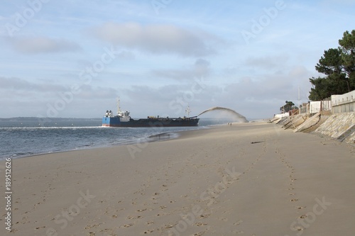 réensablement des plages d'Arcachon par un navire dragueur de sable photo