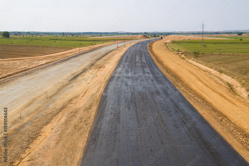 Primera capa asfaltica en la construccion de una autopista Primera capa asfaltica en la construccion de una autopista