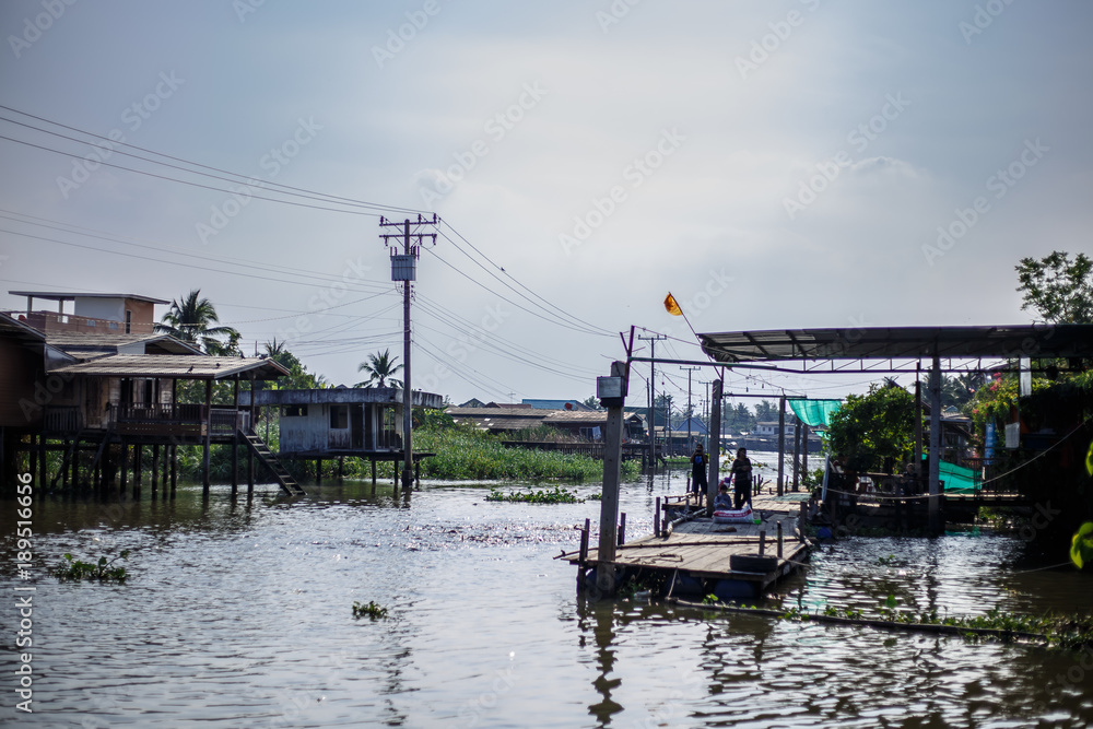 Thailand Nonthaburi Province: Wat Molee Temple near purple line MRT train