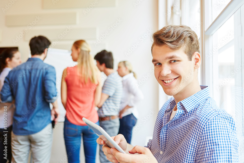 Fototapeta premium Erfolgreicher Geschäftsmann mit Tablet Computer