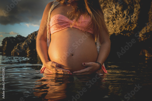 mujer embarazada bañandose en el mar