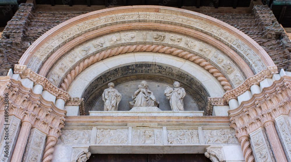 BOLOGNA, ITALIA - LUGLIO 22, 2017: Piazza Maggiore - dettaglio architettonico  della Basilica di San Petronio - Emilia Romagna