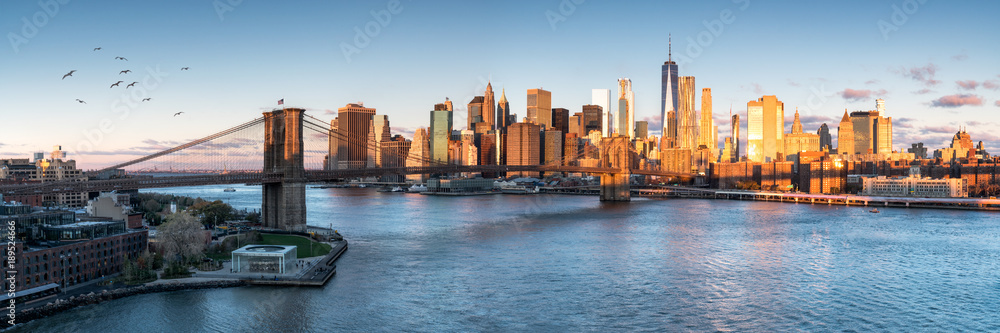 Naklejka premium East River z widokiem na Manhattan i Most Brookliński, Nowy Jork, USA
