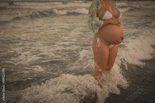 mujer embarazada bañandose en el mar © Bris Lemant