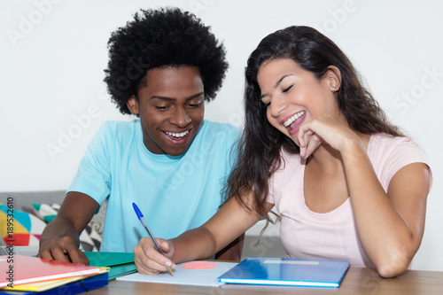 Zwei Studenten lernen gemeinsam am Schreibtisch photo