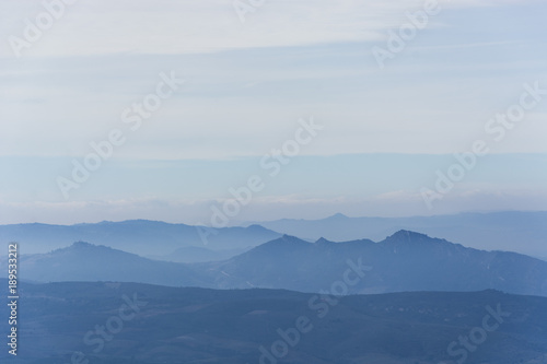 Mountain peaks on the horizon © Daniel Santos