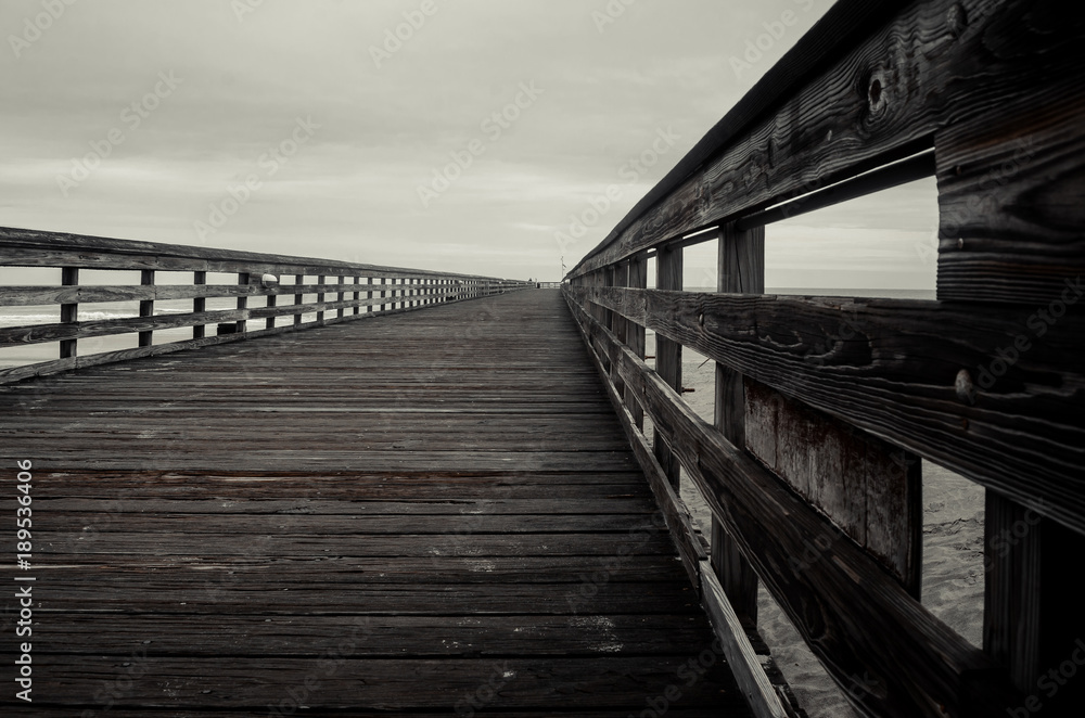 Obraz premium wooden bridge at the beach