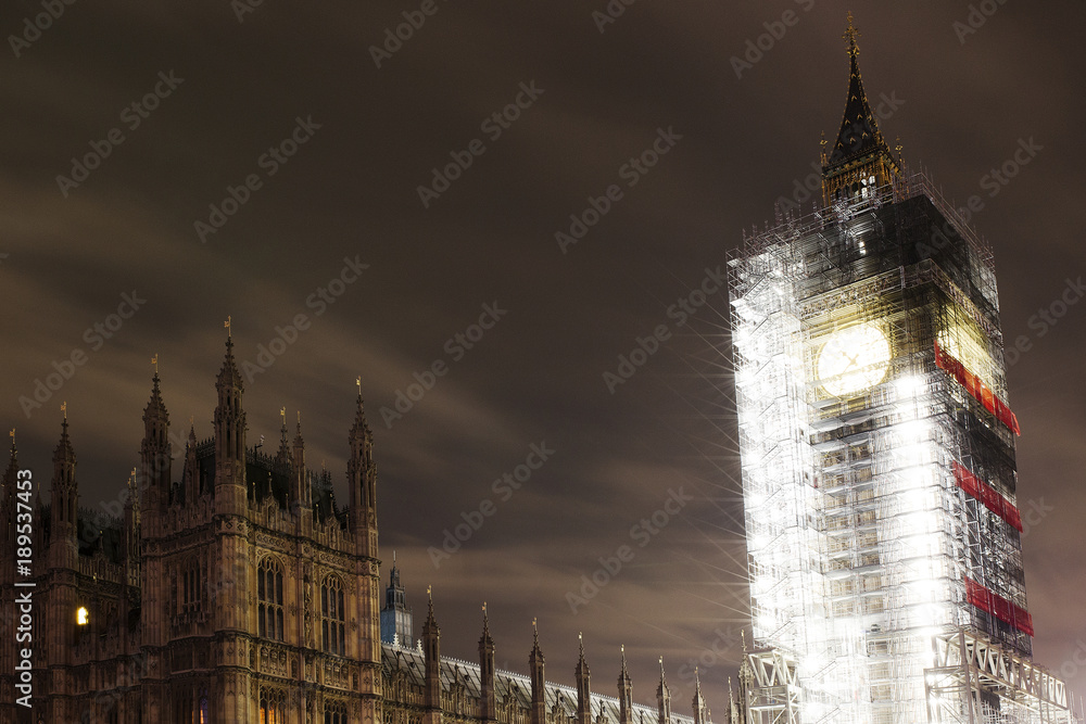 Obraz premium Big Ben in major repair work, renovation - night view