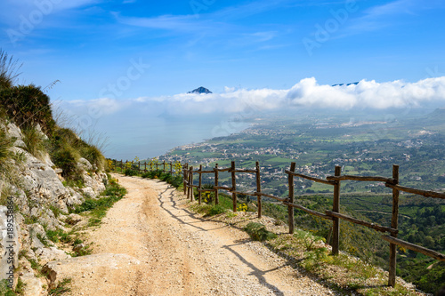 Widok nad chmurami z góry Erice, Sycylia.