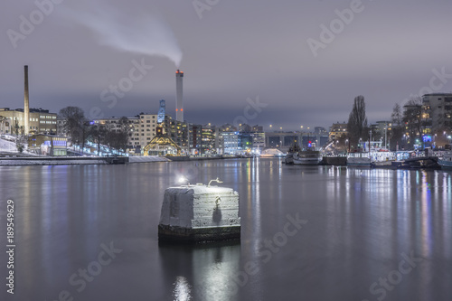 Natt vy över inloppet till Hammarbykanalen med Skanstullsbron längst in vid Skanstulls slussen till Årstaviken