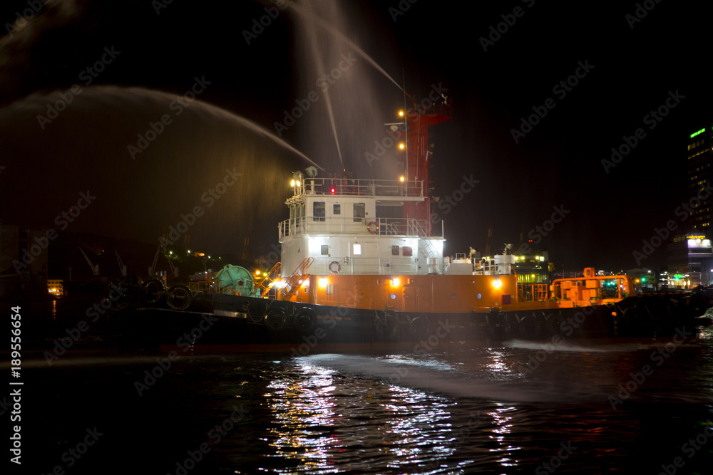 Obraz premium Taiwan Keelung Port, Chinese New Year or holidays, the towing vessel will whistle spray water column to celebrate the festival,