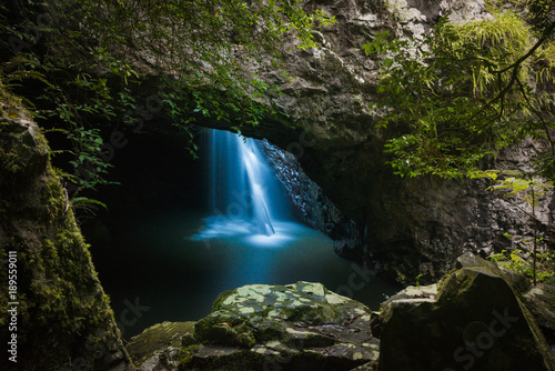 Fototapeta Naklejka Na Ścianę i Meble -  Natural Bridge in Springbrook National Park. Scenic Australian Tropical Landscape in Queensland with beautiful waterfalls in the cave