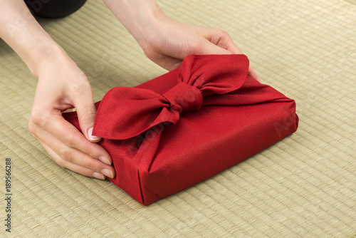 Tableau sur toile 風呂敷包の手土産を渡す女性の手