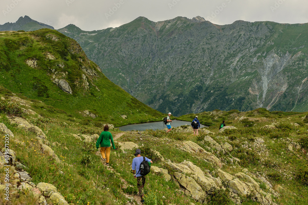 Obraz premium Tourists near mountain lake, Abkhazia