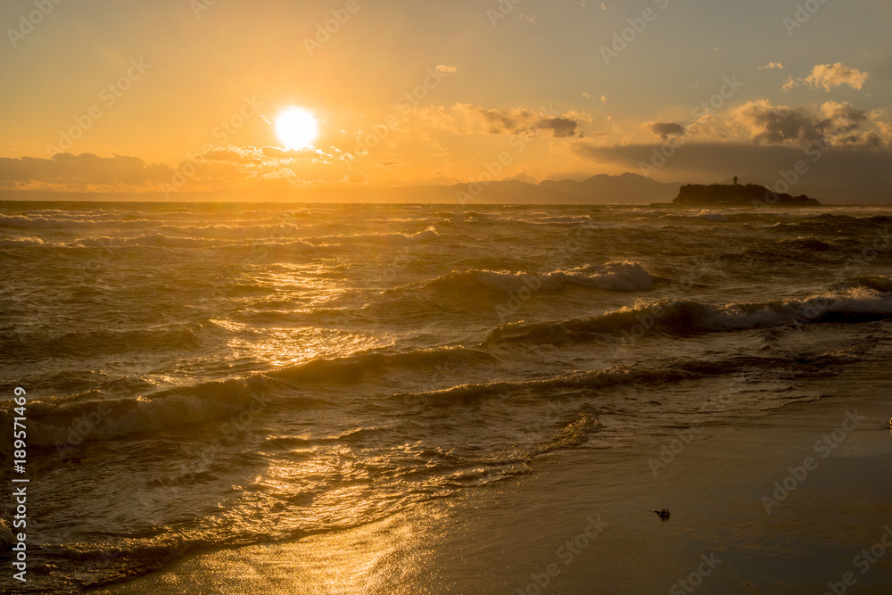 江の島海岸に沈む夕陽
