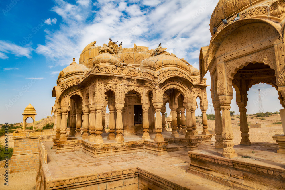 Obraz premium Ancient Royal cenotaphs of Maharajas of Jaisalmer at Bada Bagh Rajasthan.