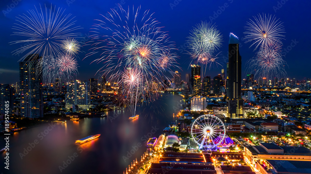 Fototapeta premium Celebration fireworks countdown, Happy new year bangkok countdown 2018, Colorful of fireworks on the river at night with city background, Bangkok, Thailand.