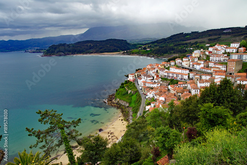 Blick auf den Ort Llastres in Asturien