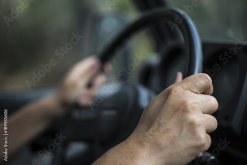 Guidare con le mani sul volante photo