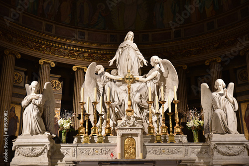 Autel de l'église de la Madeleine à Paris, France