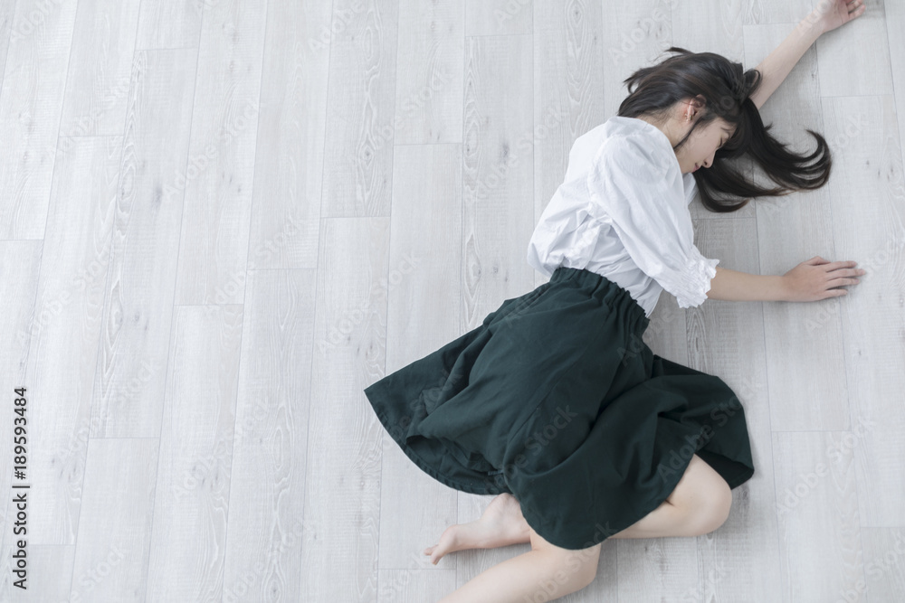寝転がる女性 Stock 写真 | Adobe Stock