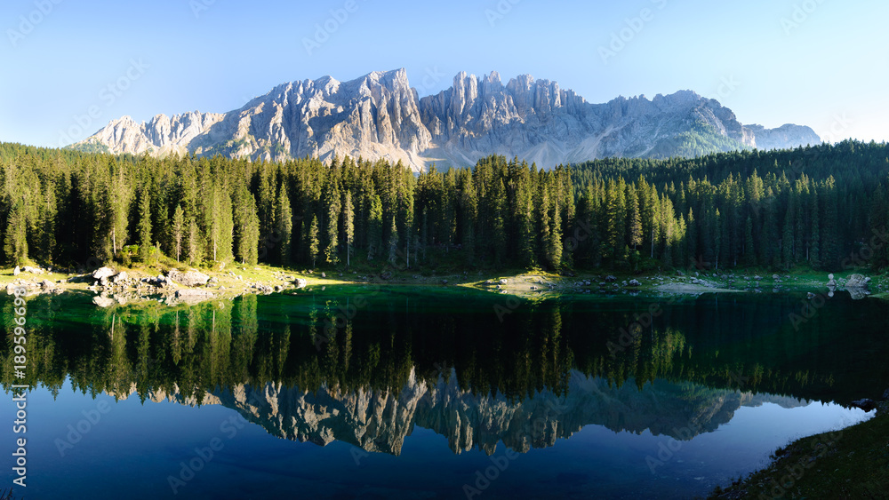 Dolomiten am Karersee 