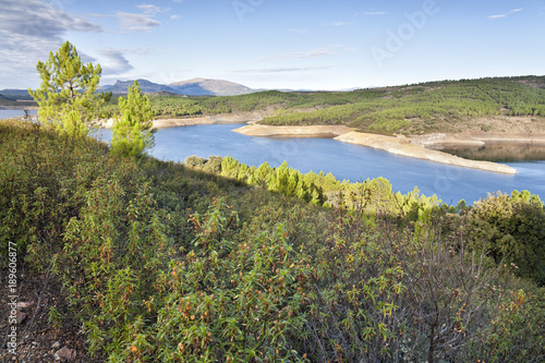 Pantano del Atazar entre montañas. Madrid