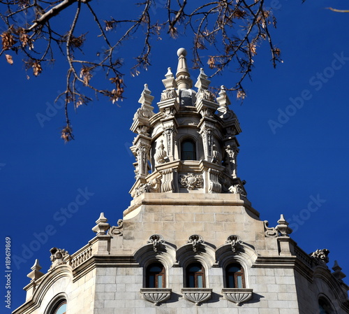 Turm des Centro Cultural Bancaja im Palast aus dem 19. Jahrhundert hinter Zweigen photo