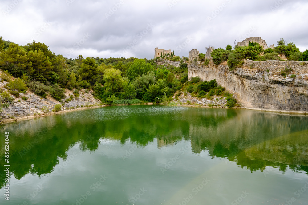 Vue sur les ruines d'ancien château du village de Saint-Saturnin les Apt. Luberon, Provence, France.