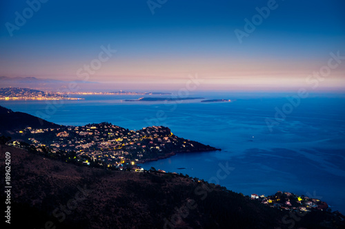 Blick auf die Bucht von Cannes über Le Trayas hinweg während der Blauen Stunde