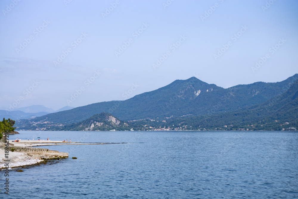 Lago Maggiore mit Bergen im Hintergrund