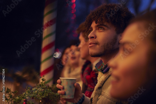 Canvas Print Group Of Friends Drinking Mulled Wine At Christmas Market