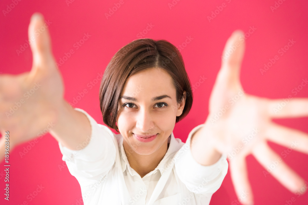 手招きをする若い女性 手招きをする若い女性