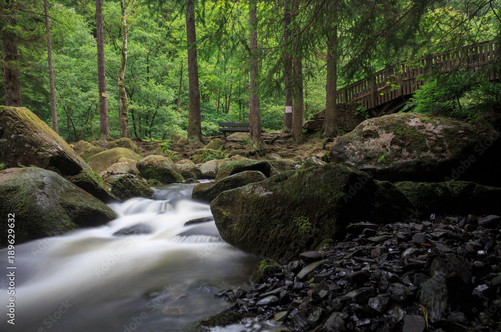 Langzeitbelichtung eines Flusses im Wald