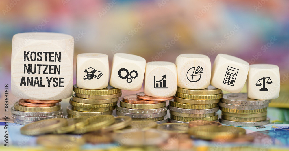 Kosten-Nutzen Analyse / Münzen mit Symbole Stock Photo | Adobe Stock